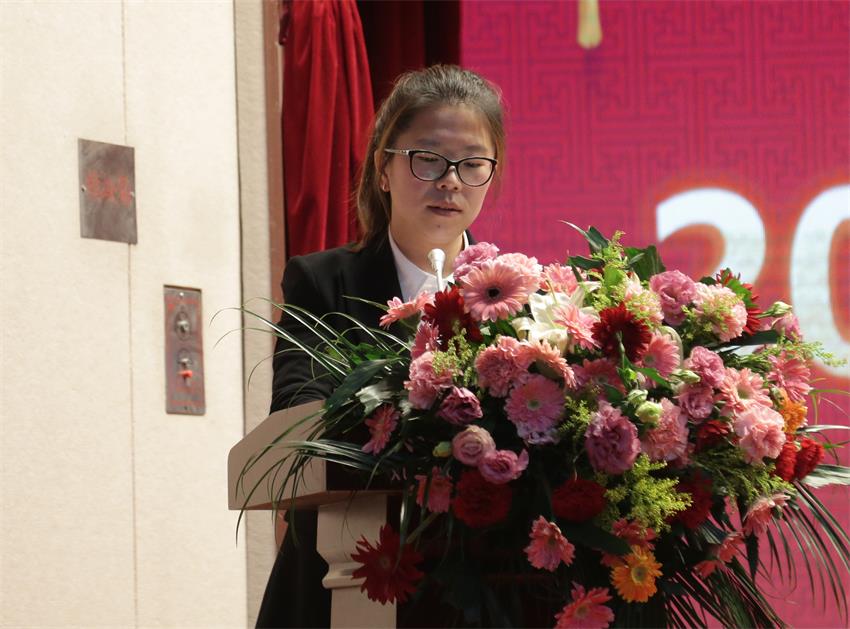 集团执行总裁、江苏9U在线公司总经理石伟伟同志宣读人事任免决定