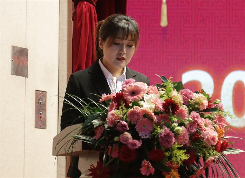 集团副总、江苏树恩教育科技有限公司总经理郭晏彤同志宣读《关于2019年9U在线(中国)集团下达各校区招生计划的意见》